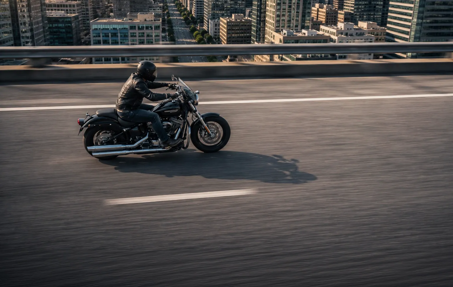 Motorradfahrer in dynamischer Fahrt vor einer Skyline. Symbolbild für das Impressum und die Betreibergesellschaft der Motorrad-Vermittlungsplattform MyBikeDealer.